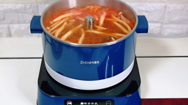关东煮,先煮比较难熟的,比如丸子。冻豆腐,海带,蹄筋,可以先煮。