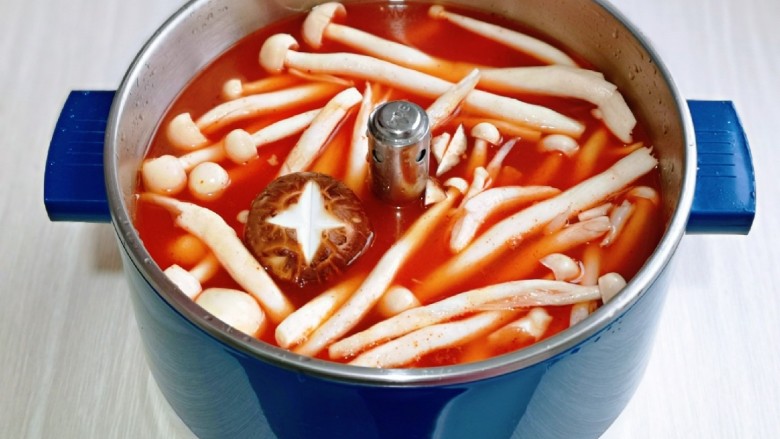 关东煮,加入纯净水,再加入洗好的海鲜菇,<a style='color:red;display:inline-block;' href='/shicai/ 230'>香菇</a>。
