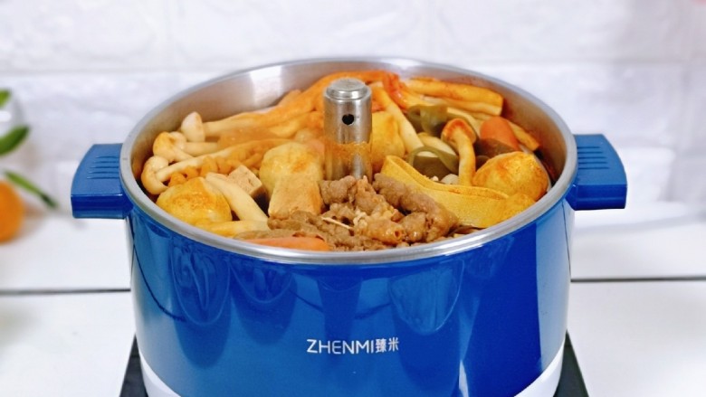 关东煮,煮熟后,按上升按键,铛铛铛,好吃的全部升上来,是不是很方便,一边煮一边吃。