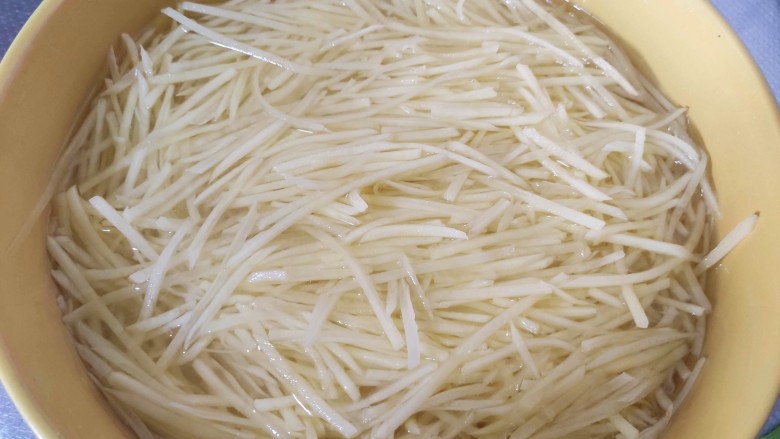 土豆炒肉丝,<a style='color:red;display:inline-block;' href='/shicai/ 23'>土豆</a>去皮切成丝,用清水清洗干净。