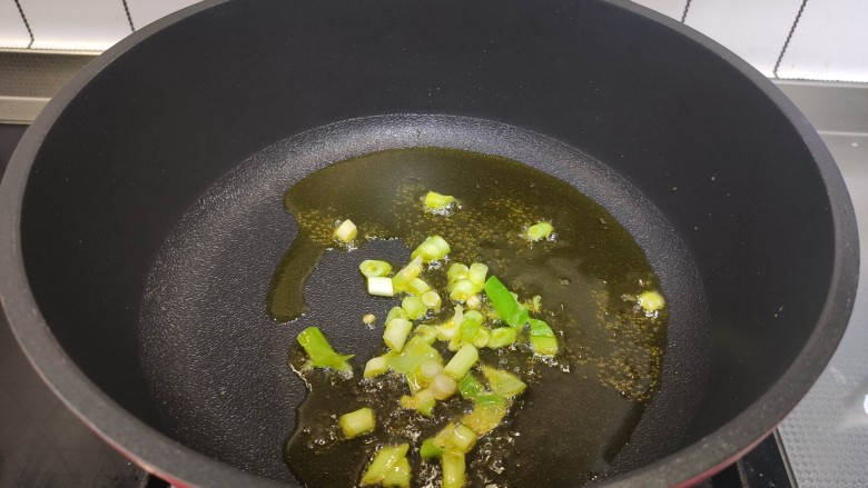 土豆炒肉丝,油热后加入葱花,炒出香味。