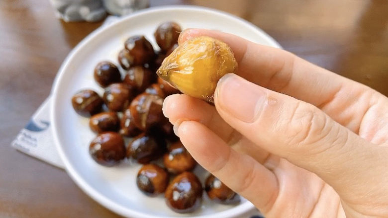 糖炒板栗,真的很好去壳,板栗也很香甜软糯,一口一个停不下来