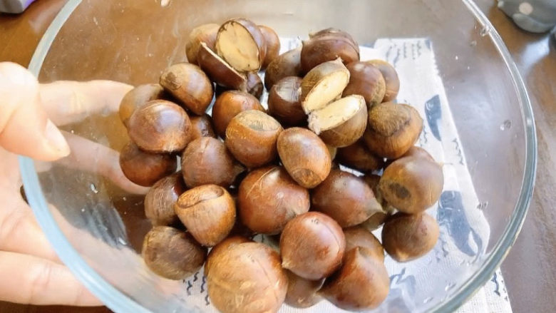 糖炒板栗,全都切好了,这一点就花了好长时间,吃板栗是个费时的活,还有一定要注意用刀安全。