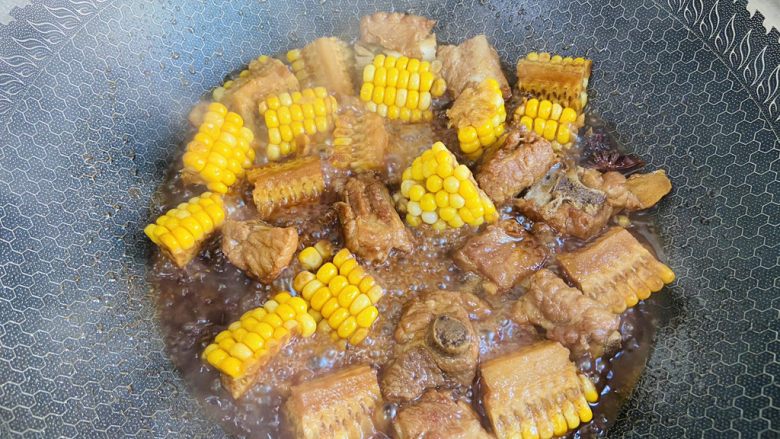 玉米烧排骨,大火烧开转中火煮20分钟,不用收汁,留些汤汁拌米饭超赞的