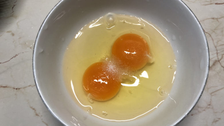 丝瓜炒蛋,打入碗中,加上适量盐