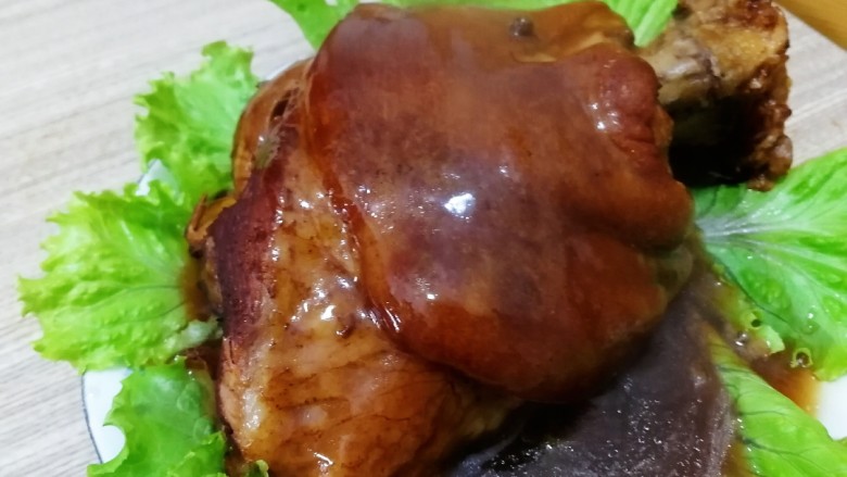 红烧肘子,把汤汁倒入炒锅加1小勺淀粉勾流水芡,淋在肘子上即可。肉烂胶粘,肥而不腻,瘦而不柴。
