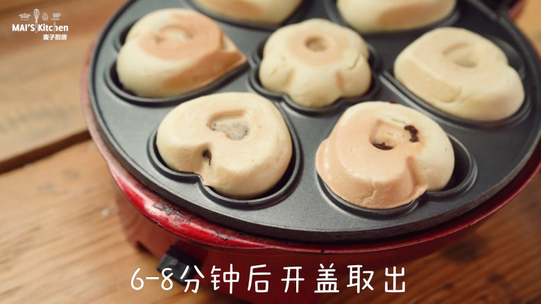 假期和孩子DIY简单的流心曲奇,烘烤6-8分钟后取出,置于晾架晾凉。