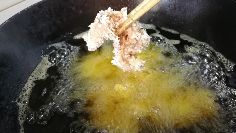 香酥炸鸡块,锅里倒入适量玉米油,中小火油温5成热逐个放入鸡块。