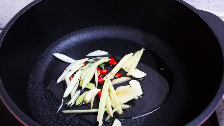小炒牛肉,锅中倒入适量的食用油烧热,放入葱姜蒜和小米椒爆香