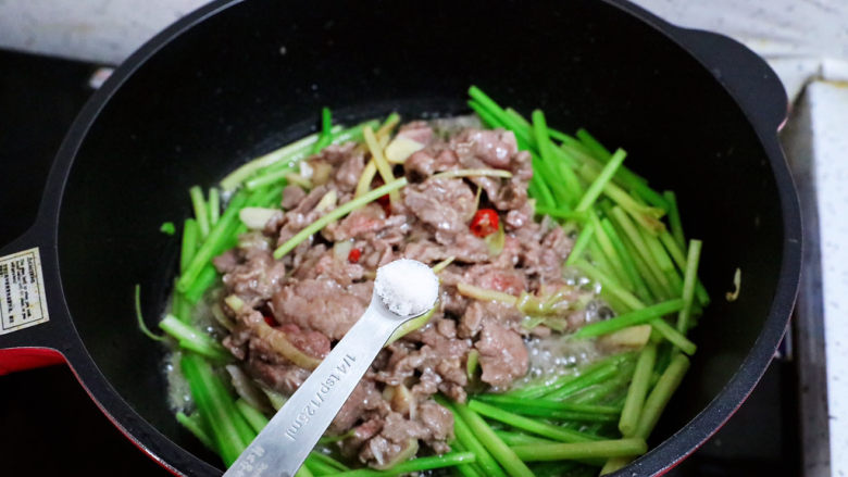 小炒牛肉,加入1小勺盐