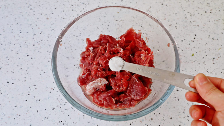 小炒牛肉,牛奶洗净切成薄片,加入1小勺盐