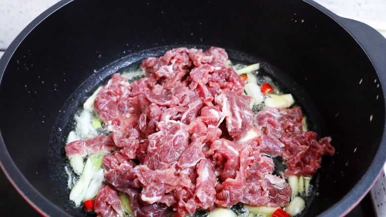 小炒牛肉,放入<a style='color:red;display:inline-block;' href='/shicai/ 216'>牛肉</a>，炒至变色