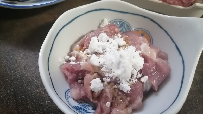 香菇肉片,盐,<a style='color:red;display:inline-block;' href='/shicai/ 788'>生抽</a>,淀粉抓匀