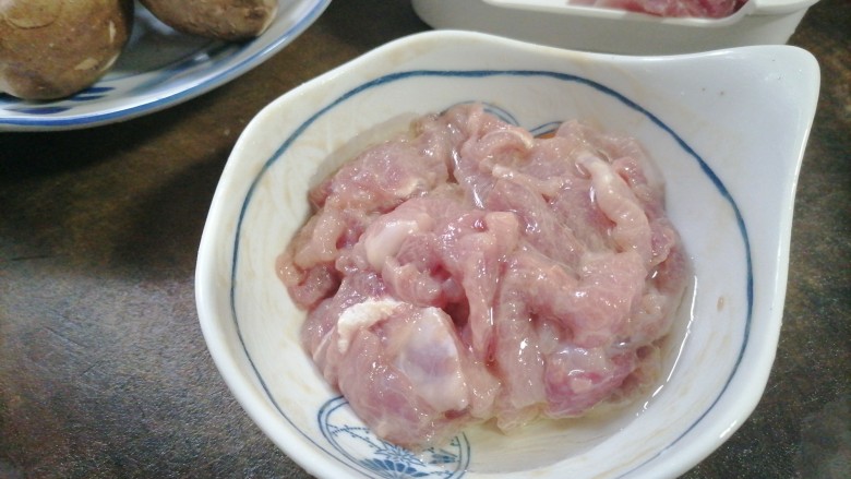 香菇肉片,再少许食用油一起腌制