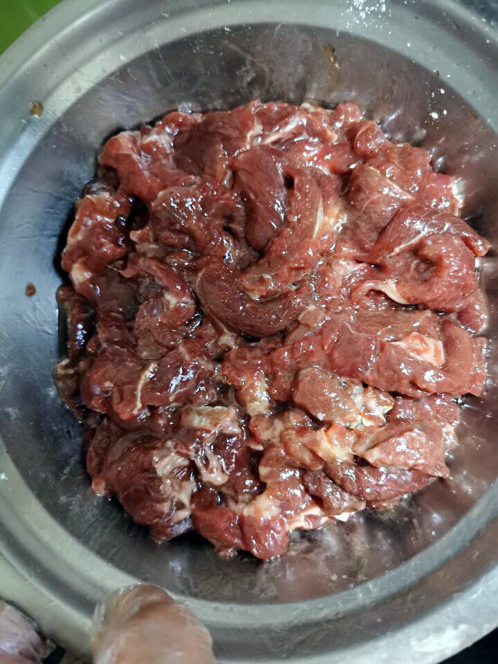 小炒牛肉,抓腌入味