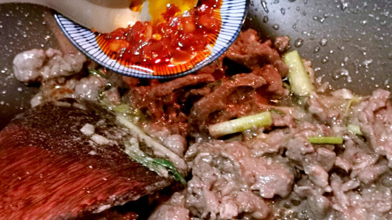 小炒牛肉,加入<a style='color:red;display:inline-block;' href='/shicai/ 705'>豆瓣酱</a>搅拌