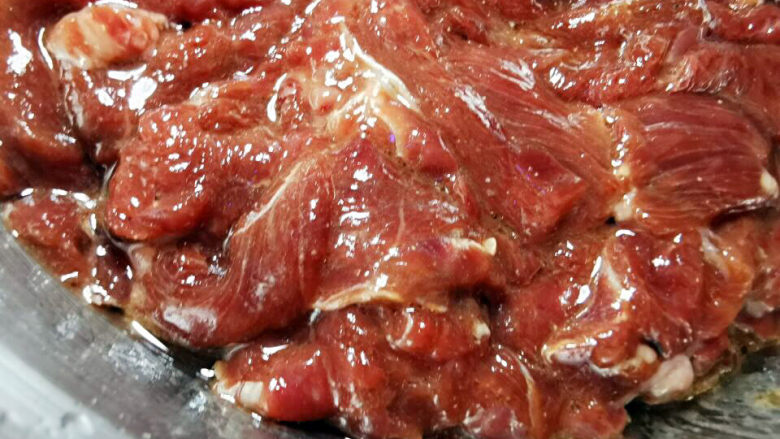小炒牛肉,牛肉封油,放置15分钟