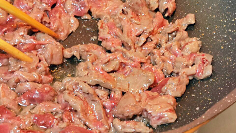 小炒牛肉,见牛肉变色,立马取出来
