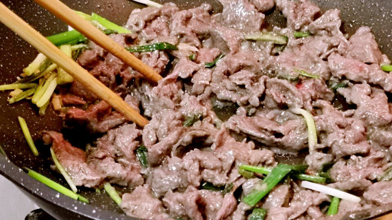 小炒牛肉,牛肉倒进来