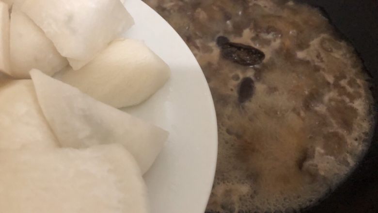 红烧牛腩,焖至差不多收汁下萝卜翻炒一下盖盖继续焖(水不够可以加点)