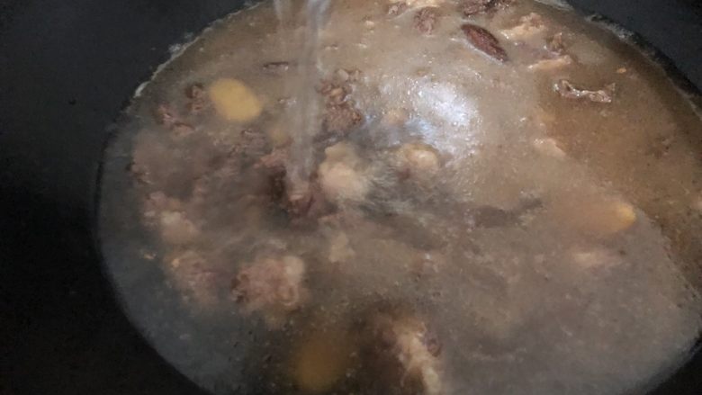 红烧牛腩,加入适量的水,(喜欢软的、多加点水)