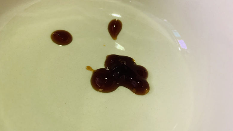 红烧日本豆腐,取一个空碗,调料汁,先加少许<a style='color:red;display:inline-block;' href='/shicai/ 721'>蚝油</a>