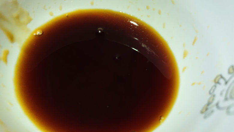 红烧日本豆腐,最后加些清水,将料汁搅拌均匀,待用