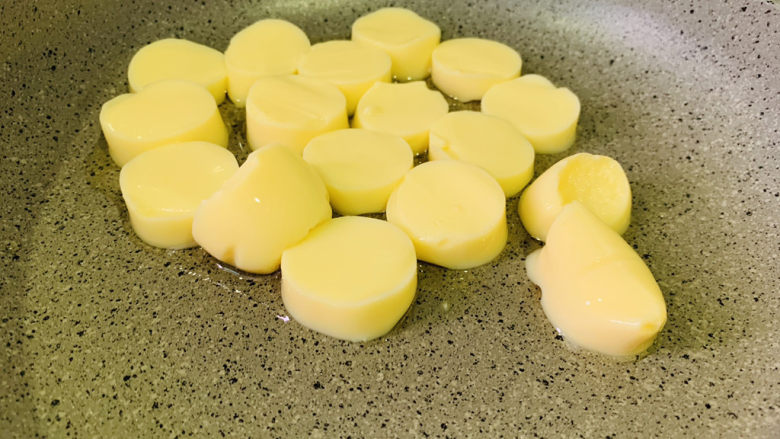 红烧日本豆腐,大火热锅,加入日本豆腐