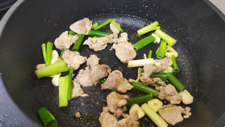 香菇肉片,加入葱姜蒜,炒香