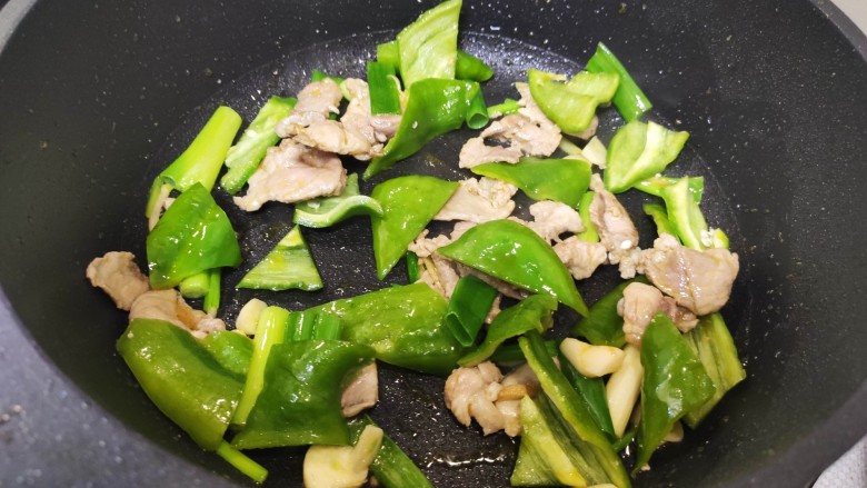 香菇肉片,加入辣椒,炒匀