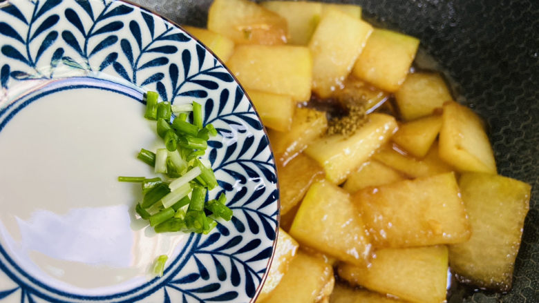 蚝油冬瓜,入葱花,翻炒均匀
