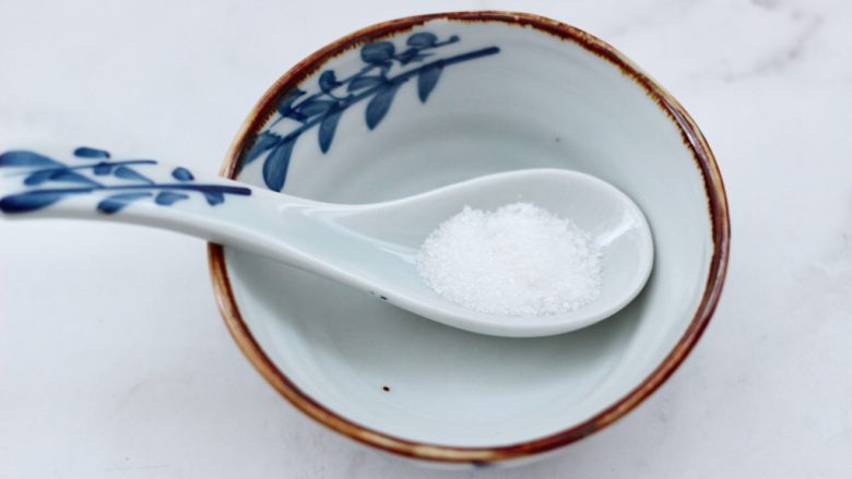 超过瘾好吃的酸辣银丝,现在先做调料汁,碗里先加入<a style='color:red;display:inline-block;' href='/shicai/ 3729'>白糖</a>。