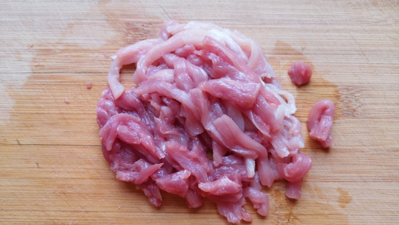 土豆炒肉丝,<a style='color:red;display:inline-block;' href='/shicai/ 429'>瘦肉</a>切成丝。