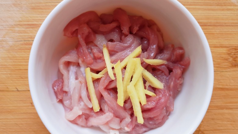 土豆炒肉丝,<a style='color:red;display:inline-block;' href='/shicai/ 2800'>生姜</a>片切成丝,加入肉丝里面。