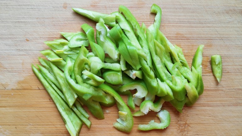 土豆炒肉丝,<a style='color:red;display:inline-block;' href='/shicai/ 61'>青椒</a>去籽洗干净,切成粗丝。