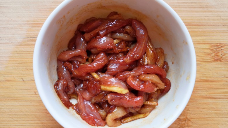 土豆炒肉丝,加入少许盐用手抓捏至肉发粘,再加入<a style='color:red;display:inline-block;' href='/shicai/ 762'>老抽</a>和少许食用油搅拌均匀,腌制10分钟左右。