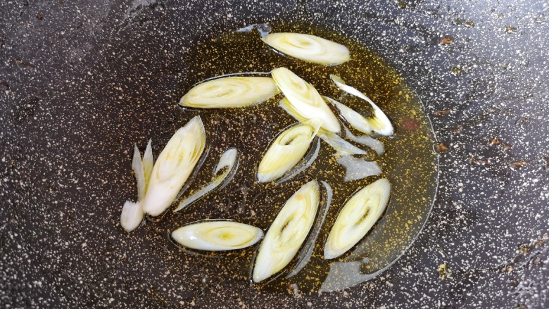 土豆炒肉丝,锅底留余油,下入葱段炒香。