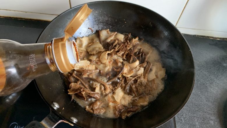 茶树菇烧肉,少许<a style='color:red;display:inline-block;' href='/shicai/ 762'>老抽</a>上色,再闷一分钟