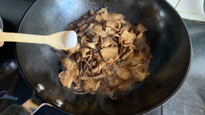 茶树菇烧肉,少许盐,(前面放过生抽老抽,所以盐要少点)