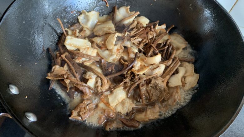 茶树菇烧肉,加入适量的水,闷三分钟