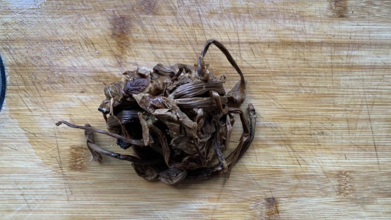 茶树菇烧肉,泡好的茶树菇挤干水分,去蒂切成段