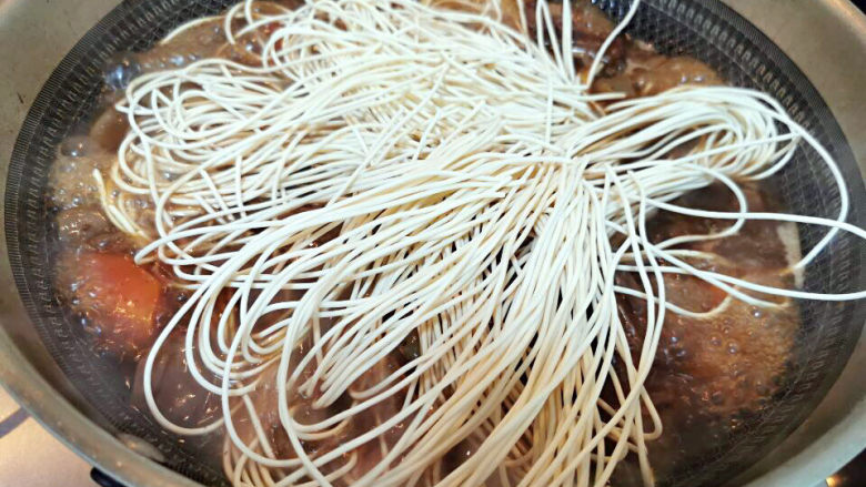 排骨豆角焖面,排骨软绵后,加入面条
