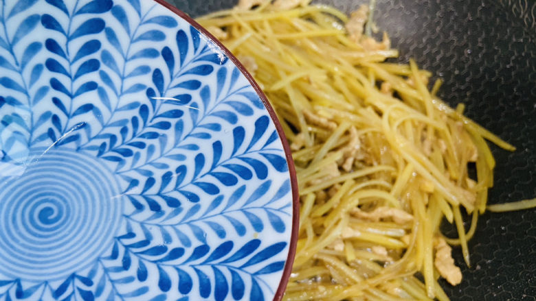 土豆炒肉丝,加入少许热水翻炒至断生即可