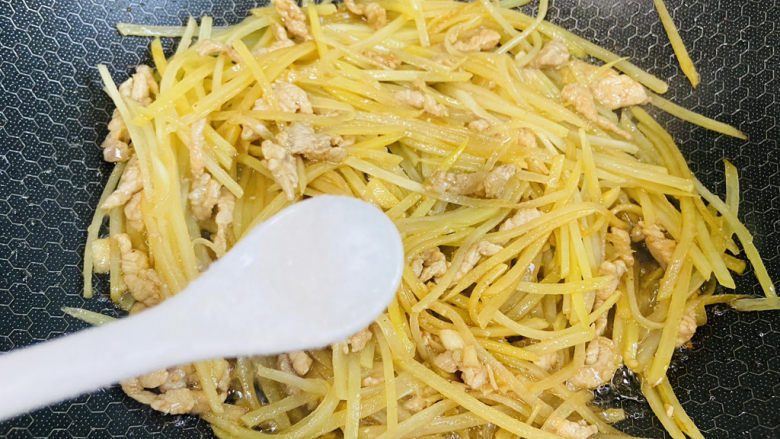 土豆炒肉丝,根据个人口味加入适量盐翻炒均匀