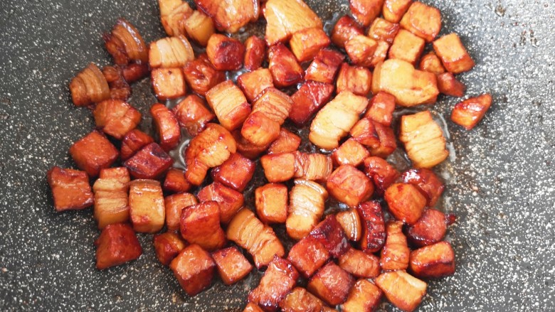 板栗红烧肉,炒锅内倒适量的食用油,放入<a style='color:red;display:inline-block;' href='/shicai/ 10588'>糖</a>烧至琥珀色,下入焯过水的肉翻炒上色。