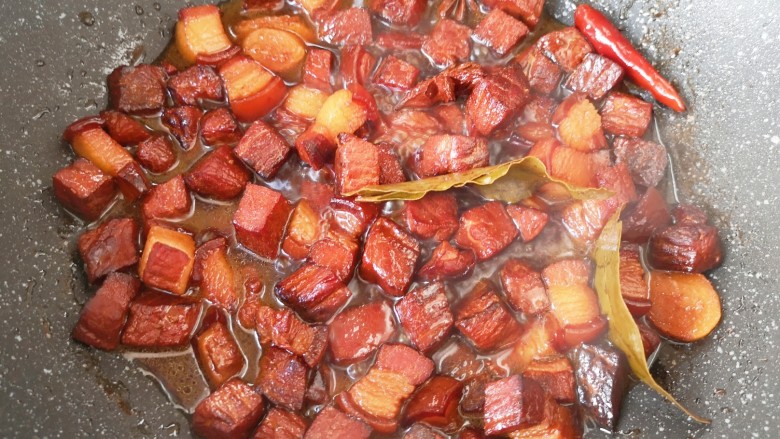 板栗红烧肉,一个小时以后红烧肉里面的汤汁明显变少了,挑出大葱不要。