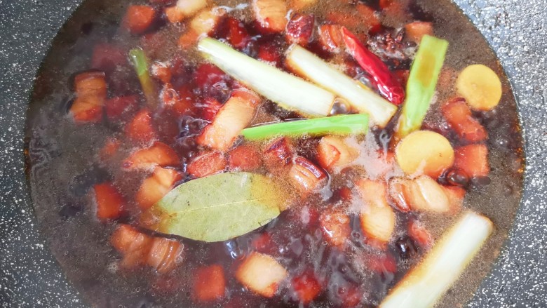 板栗红烧肉,加入开水烧开,转中火炖一个小时。