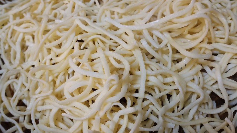 排骨豆角焖面,等排骨锅里的水剩不多的时候,把面条铺在排骨豆角上,盖上盖子,转小火焖一会