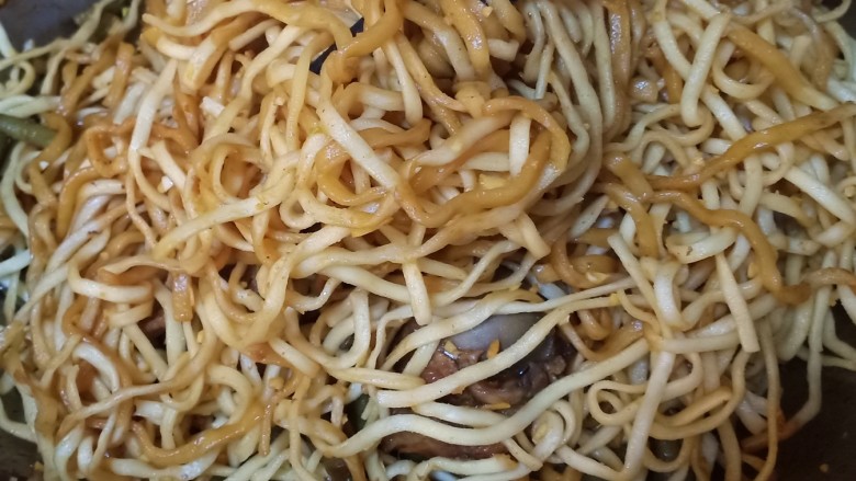 排骨豆角焖面,用筷子把汁分散开,让面条都均匀的吸收到汁