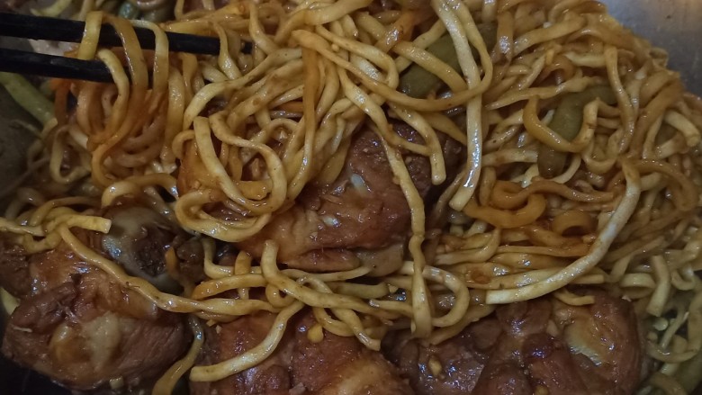 排骨豆角焖面,最后把面和排骨,豆角一起混合,关火,撒几粒味精,就可以出锅了